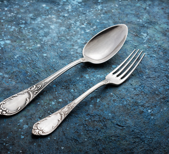 el proceso de vender cubertería de plata antigua
