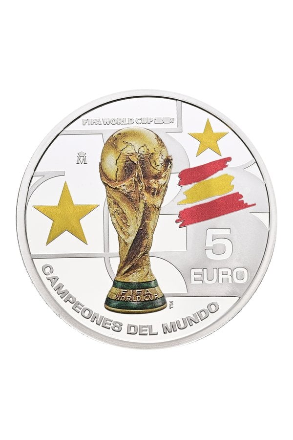 Reverso de la moneda Campeones del Mundo FIFA 2026 con el trofeo de la Copa Mundial en color