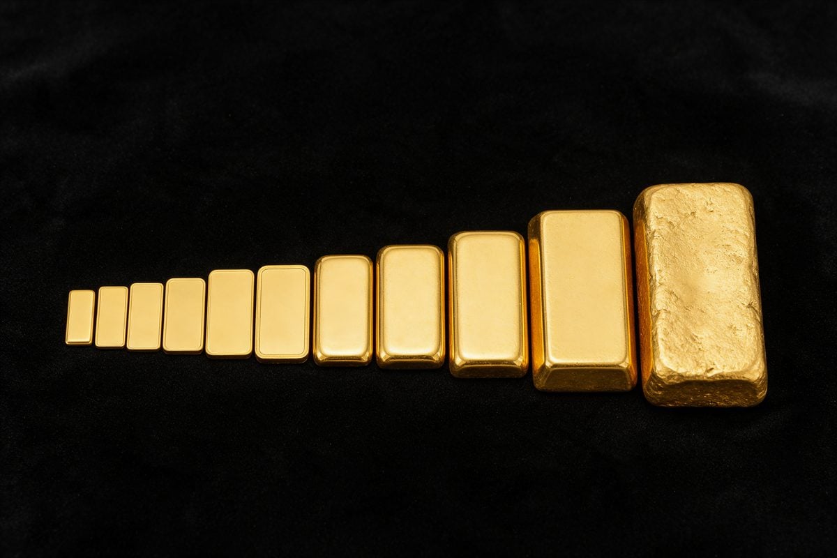 Fila de lingotes de oro ordenados de menor a mayor tamaño, de acuñados finos a un lingote fundido